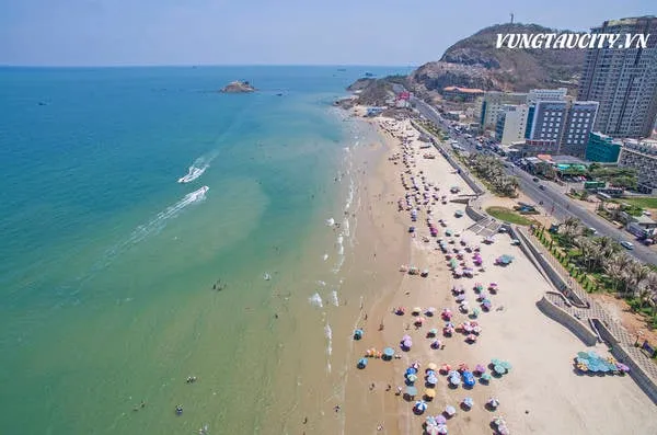 Bãi biển Vũng Tàu sạch đẹp sau lệnh cấm