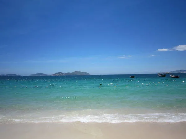 Bãi Bình Châu nước trong xanh.