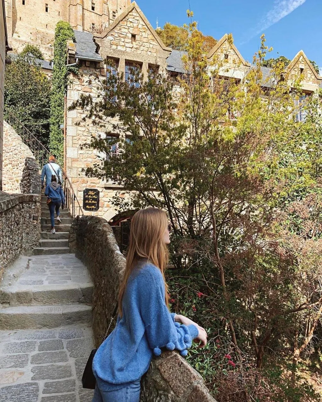 Bãi cát xung quanh Mont Saint Michel khi thủy triều xuống