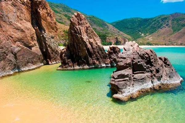 Bãi tắm Kỳ Co là sự phối hợp giữa nước biển trong xanh, gành đá núi kỳ vĩ và bãi cát vàng nguyên sơ. Ảnh: Nhi Nguyễn