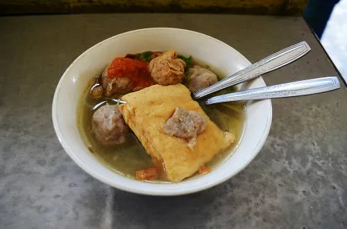 Bakso - món súp thịt viên nóng hổi, thơm ngon, ăn kèm với mì, giá đỗ, đậu phụ và hành lá. Bakso là một trong những món ăn đường phố phổ biến nhất ở Indonesia.