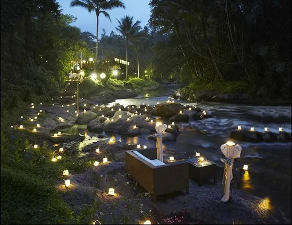 Bàn ăn bên sông Ayung tại Samada Bali - Địa điểm hẹn hò lãng mạn tại Bali