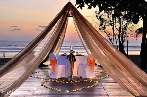 Bàn ăn lãng mạn bên bờ biển tại Anantara Uluwatu Bali Resort