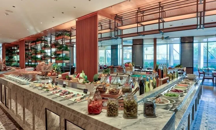 Bàn ăn sáng tại Café Việt trong khách sạn Hilton Đà Nẵng