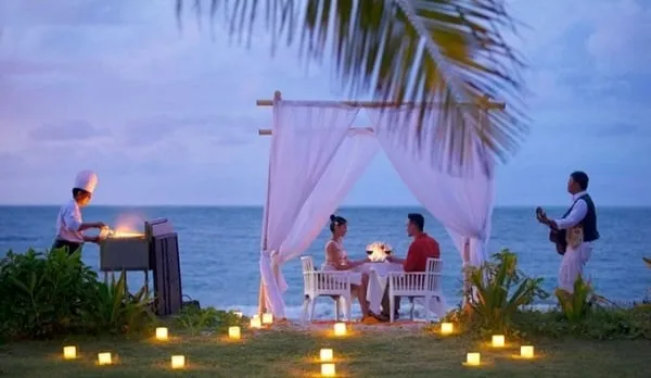 Bàn ăn trắng muốt bên bờ biển tại InterContinental Bali Resort