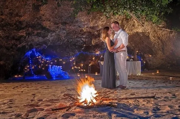 Bàn ăn trong hang động tại Samabe Bali Suites &amp; Villas - Địa điểm hẹn hò độc đáo tại Bali