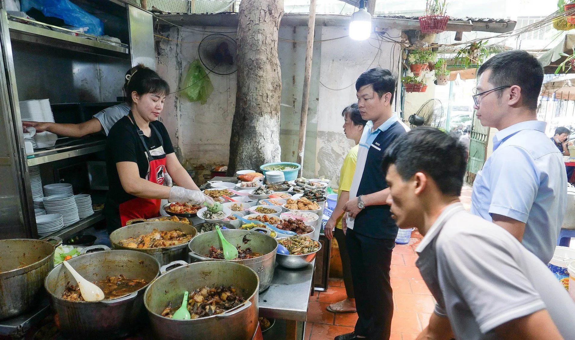 Bàn ăn với nhiều món ăn tại quán cơm Vinh Thu