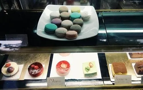Bạn có thêm khá nhiều lựa chọn với bánh mousse, macaron, tiramisu… Ảnh: Phiêu Linh