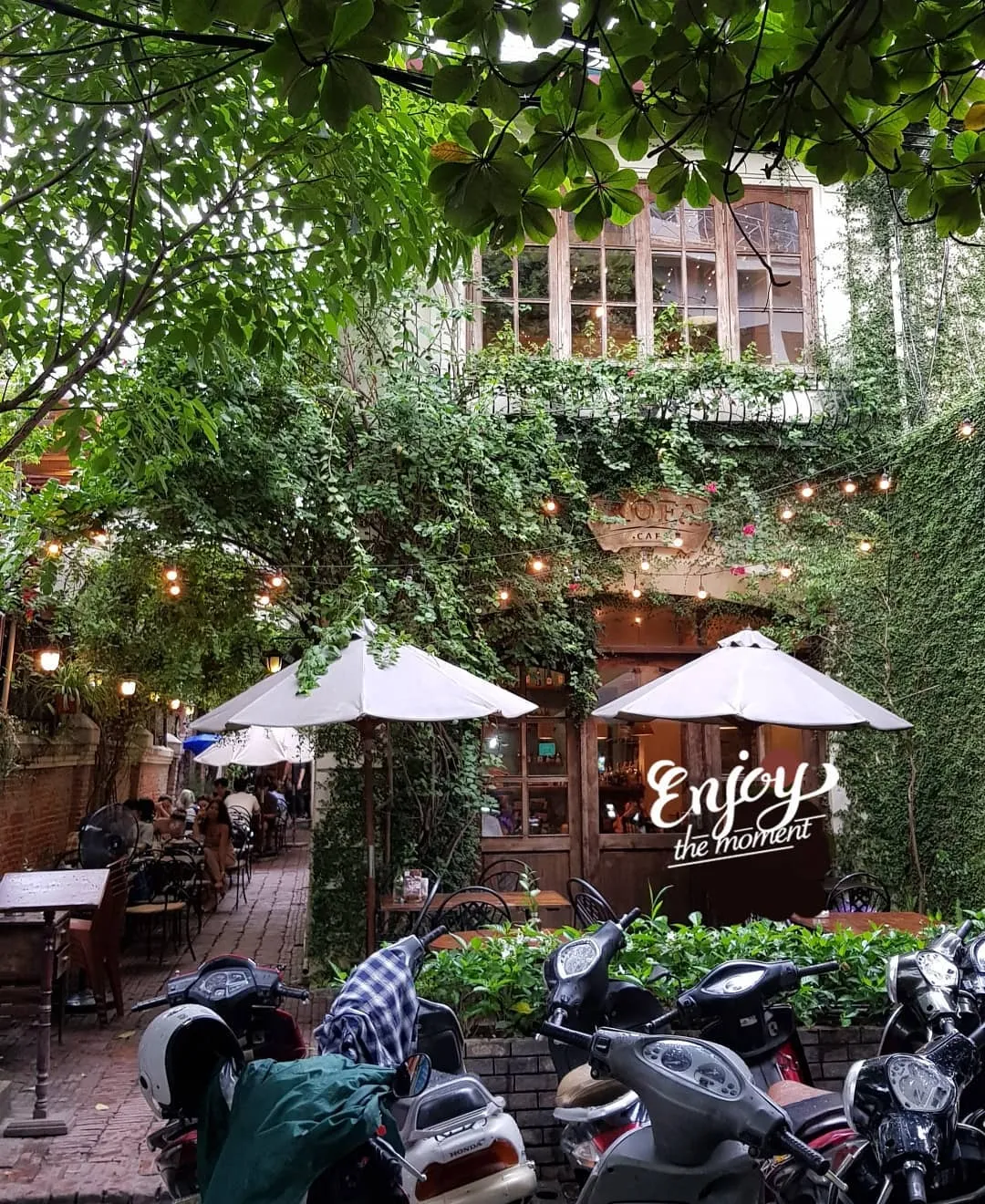 Bàn ghế tại Xofa Cafe