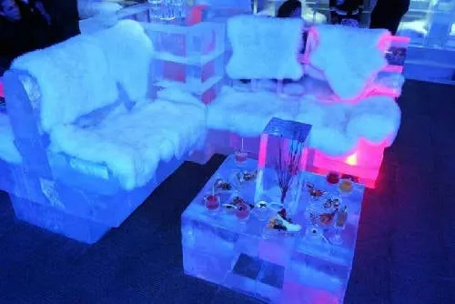 Bàn ghế và ly cốc làm từ băng trong Chillout Ice Cafe