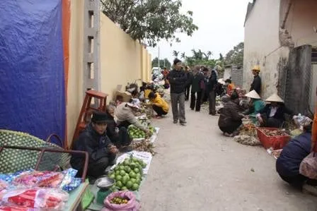 Bán hoa quả phục vụ khách.