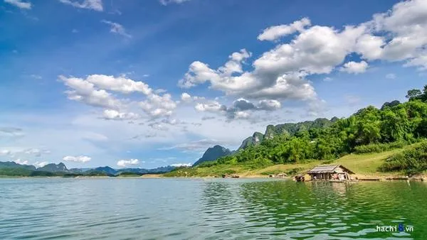 Bản làng ven hồ Thung Nai