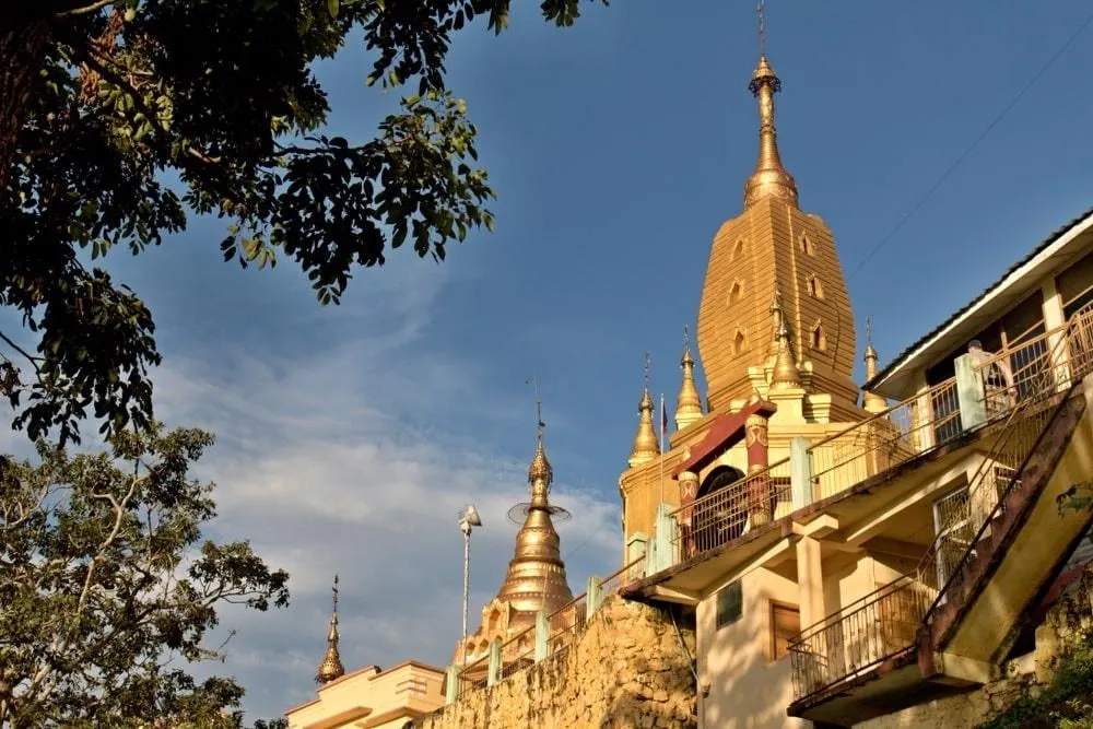 Bàn thờ 37 Nat bên trong tu viện Taung Kalat. Ảnh: Rostasedlacek.