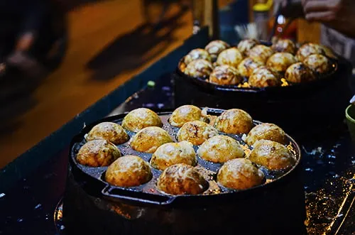 Bánh bạch tuộc Takoyaki Nhật Bản với sốt mayonnaise và rong biển