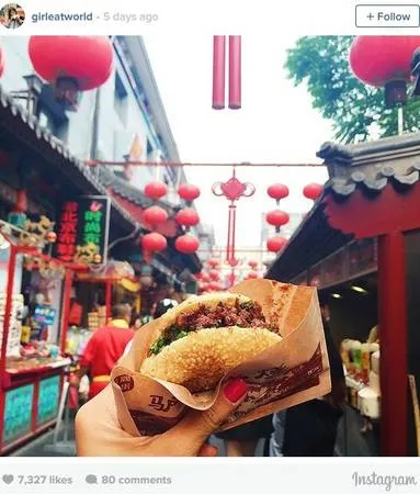 Bánh burger thịt lừa tại phố ăn vặt Wangfujing, Bắc Kinh.