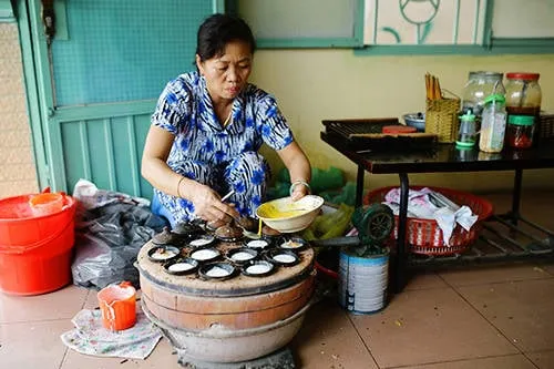 Bánh căn Đà Lạt nóng hổi, giòn rụm. Ảnh: Phong Vinh