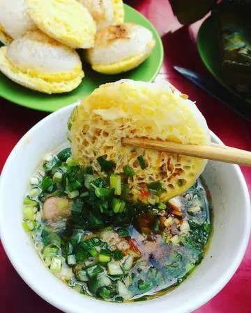 Bánh căn Đà Lạt nóng hổi, thơm ngon, ăn kèm với nước chấm đặc biệt.