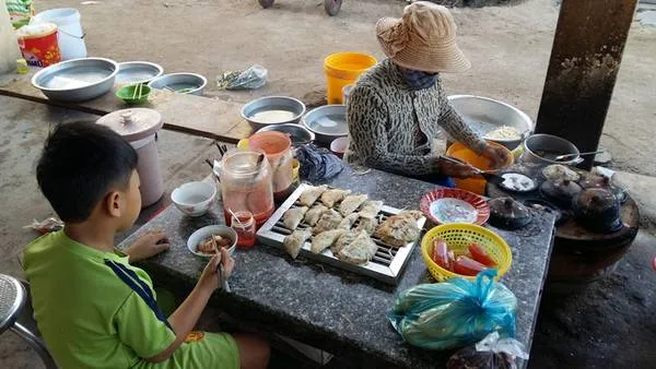 Bánh căn Phan Rang chấm nước chấm đặc biệt. Ảnh: Việt Phương