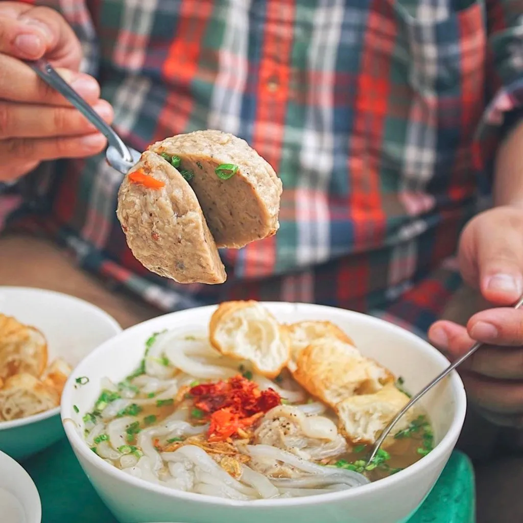 Bánh canh bò viên với những viên bò viên khổng lồ, nước dùng đậm đà, thơm ngon.