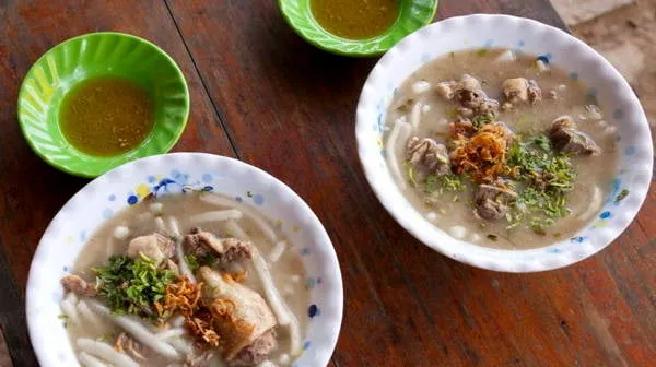 Bánh canh bột xắt thịt vịt chấm nước mắm gừng