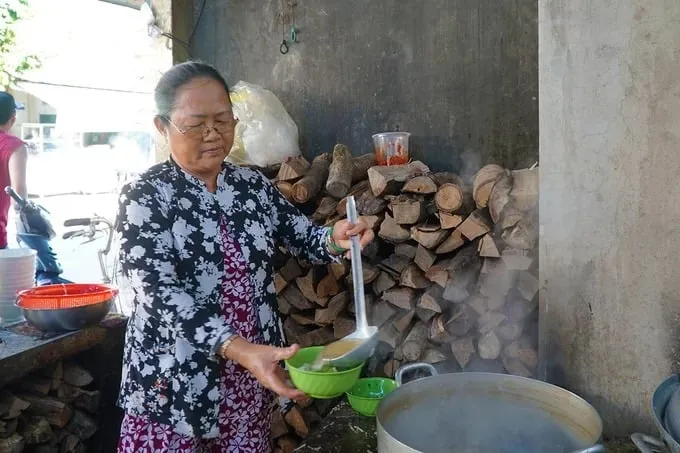 Bánh canh cá lóc, giò heo tại quán Thím Năm Hải, Tri Tôn, An Giang