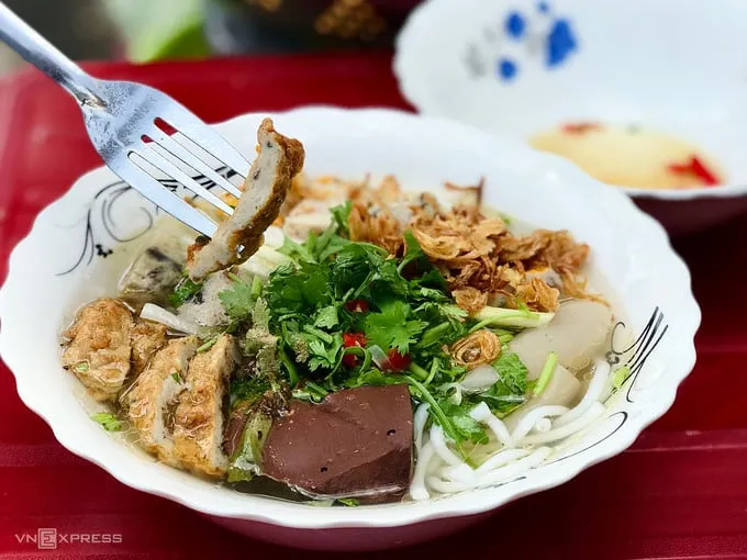 Bánh canh chả cá Phan Thiết với nước dùng trong, chả cá dai ngon, ăn kèm rau sống tươi mát.