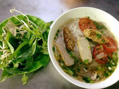 Bánh canh chả cá thơm ngon, giá cả phải chăng. Ảnh: Má Lúm