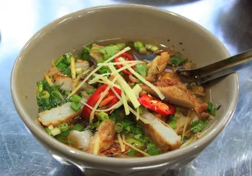 Bánh canh chả cá với hương vị thơm ngon là món ăn bạn nên thử khi đến Quy Nhơn. Ảnh: Tiêu Phong