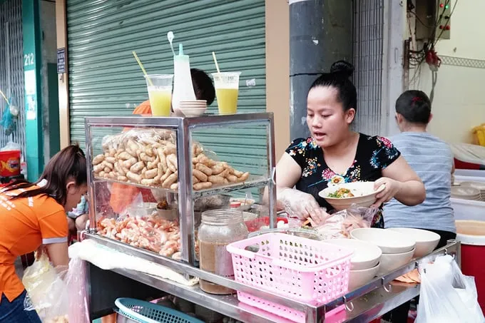 Bánh canh cua Út Lệ quận 10 đông nghịt khách vào buổi tối.