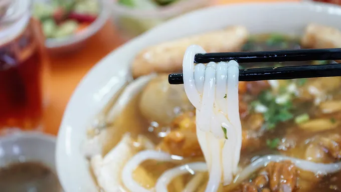 Bánh canh cua với nước dùng sệt, thịt cua chắc nịch.