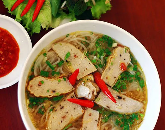 Bánh canh giò chả Đà Lạt. Alt: Tô bánh canh giò chả nóng hổi, thơm ngon tại Đà Lạt