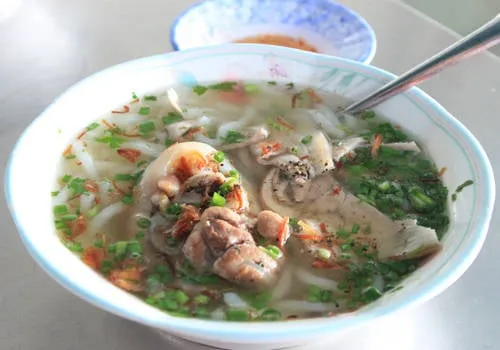 Bánh canh giò heo tại Vũng Tàu - Tô bánh canh bột lọc trắng đục, giò heo thơm ngon, nước dùng đậm đà, ăn kèm rau sống tươi mát. Ảnh: Huấn Phan.