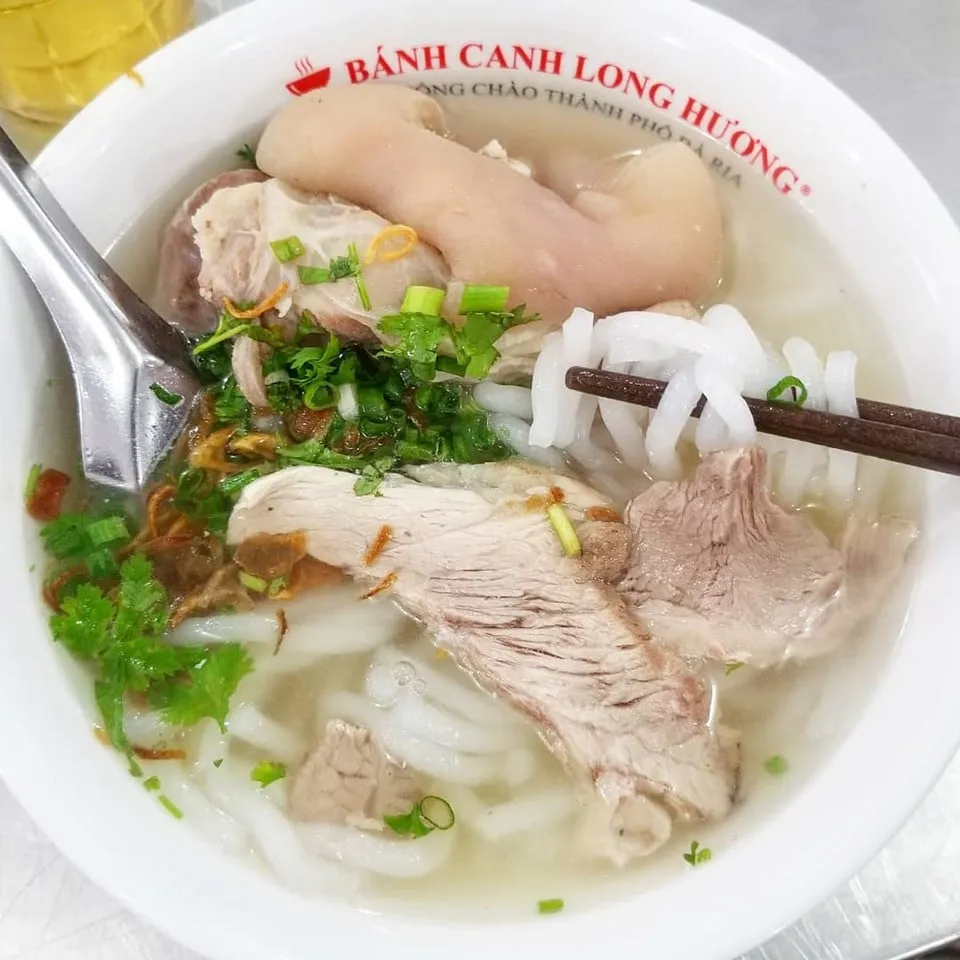 Bánh canh Long Hương: Tô bánh canh nóng hổi với nước lèo ngọt thanh, sợi bánh dai ngon, thịt giò mềm. Ảnh: @foodquest_.