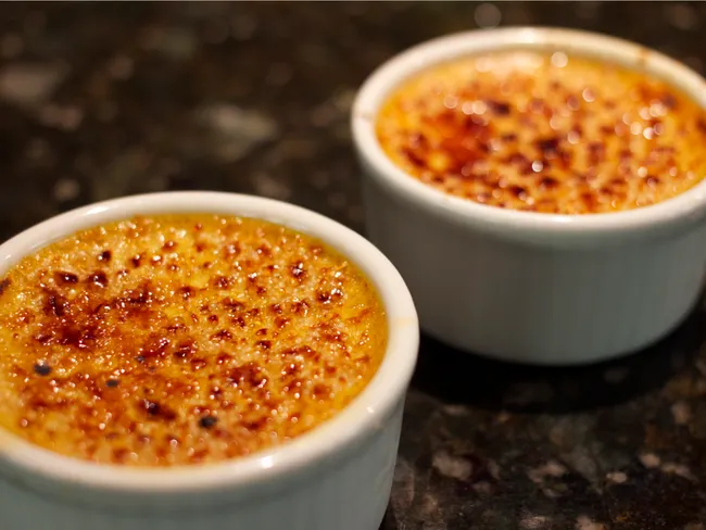 Bánh Creme brulee nổi tiếng của Pháp với lớp đường cháy giòn tan trên bề mặt vàng ươm hấp dẫn.