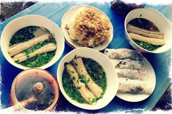 Bánh cuốn canh Cao Bằng, người phụ nữ đang tráng bánh trên khuôn vải, khói bốc lên nghi ngút.