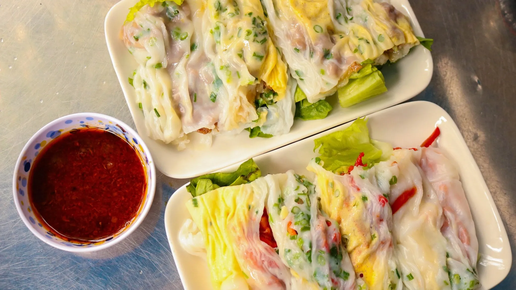 Bánh cuốn Quảng Đông với topping đa dạng. Ảnh: Nguyễn Minh Tâm/Báo Thanh niên.