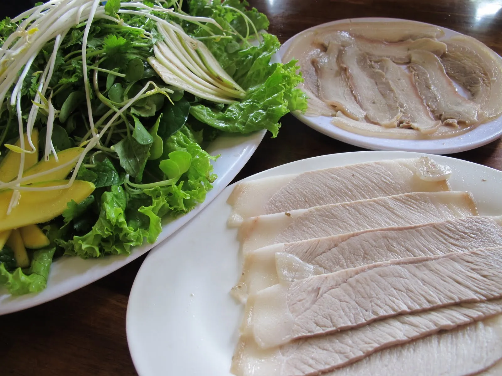 Bánh cuốn thịt heo hai đầu da, đặc sản Đà Nẵng. Alt: Bánh cuốn thịt heo hai đầu da