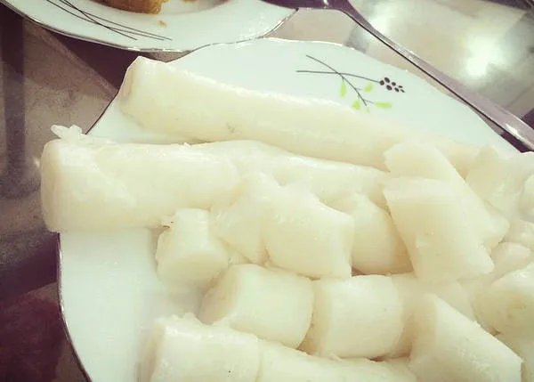 Bánh gật gù chấm nước mắm