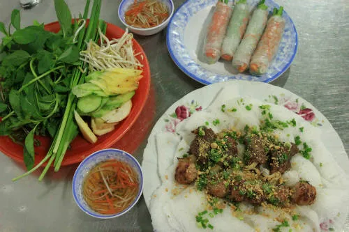 Bánh hỏi bò đun ăn kèm gỏi cuốn