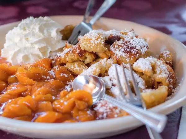 Bánh Kaiserschmarrn - bánh kếp caramel xé nhỏ, ăn kèm với đường bột và mứt trái cây.