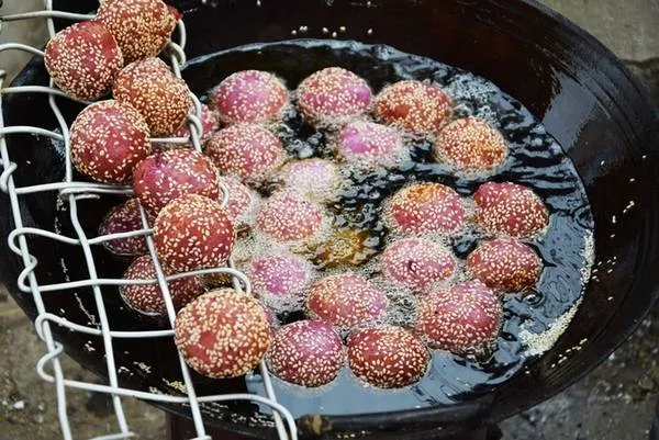 Bánh khoai, bánh ngô chiên giòn là món ăn vặt phổ biến tại chợ phiên Bắc Hà. Giá mỗi chiếc bánh chỉ khoảng 2.000 đồng.