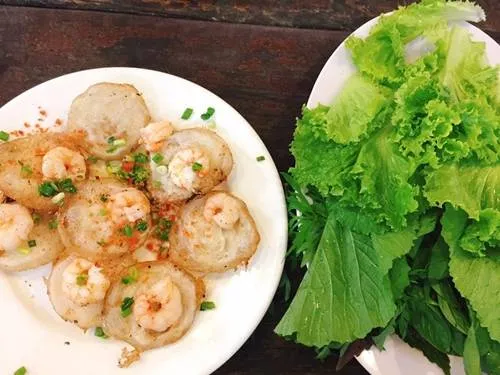 Bánh khọt Vũng Tàu - Bánh vàng ươm, giòn tan, tôm tươi rói, ăn kèm rau sống và nước chấm đặc biệt. Ảnh: Kiều Trinh.