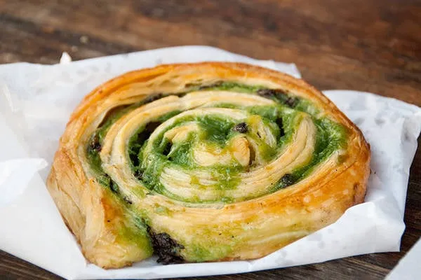 Bánh L'escargot với hình dáng xoắn ốc độc đáo, một món tráng miệng hấp dẫn của Pháp.