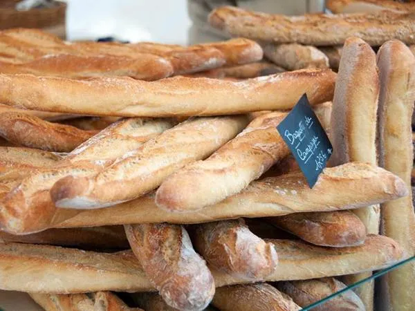Bánh mì baguette - biểu tượng của ẩm thực Pháp