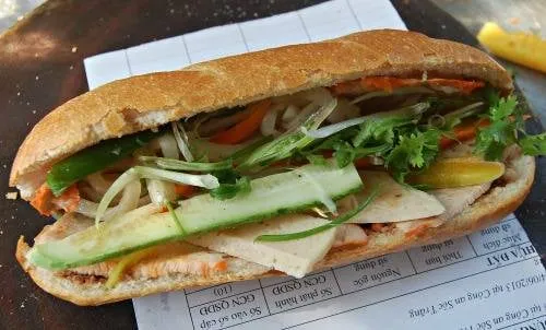 Bánh mì Bảy Hổ với pate gia truyền thơm ngon, hấp dẫn thực khách. Ảnh: Khánh Ly.