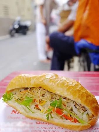 Bánh mì bì có nguyên và phụ liệu không khác với