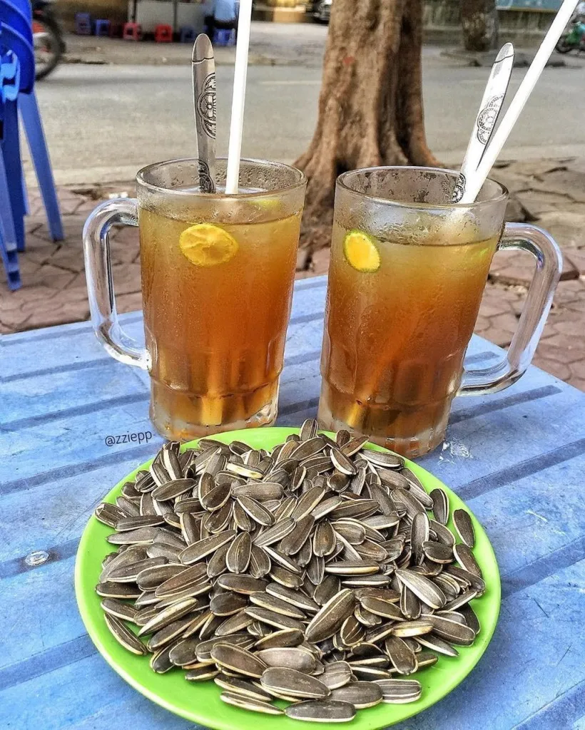 Bánh mì cay chấm trà cúc