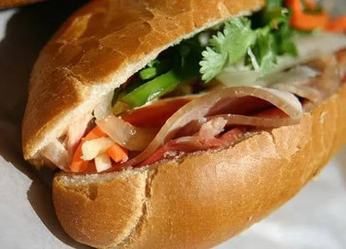 Bánh mì Huỳnh Hoa níu khách với hương pate thơm mềm.