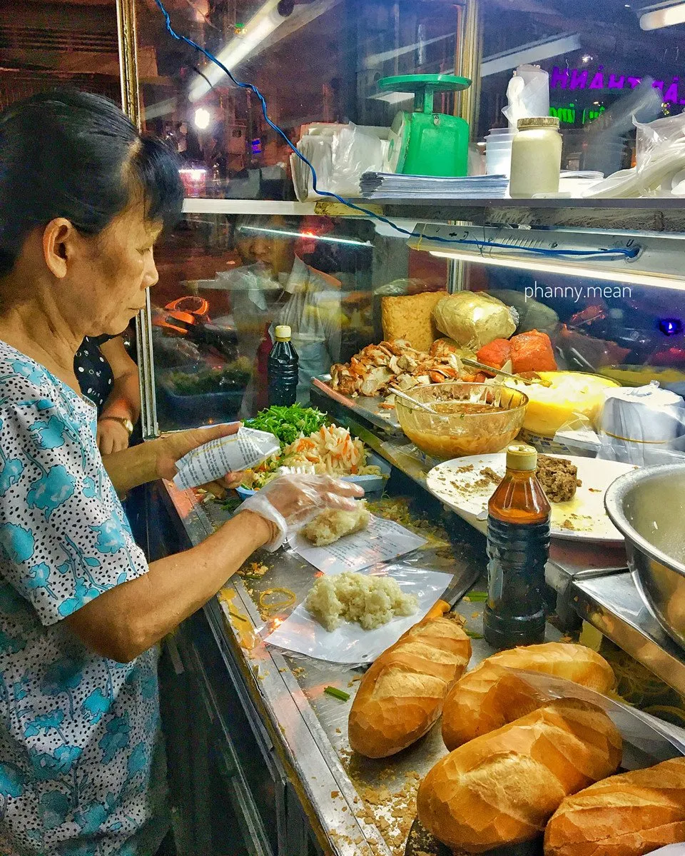 Bánh mì không tên:  Một ổ bánh mì không tên có tỉ lệ thịt, chả vừa phải. Ảnh: @phanny.mean.