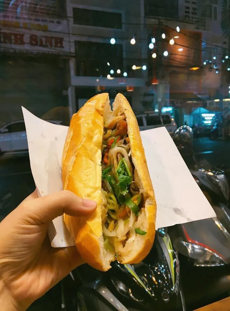 Bánh mì không tên: Ổ bánh mì đơn giản nhưng lại có sức hút đặc biệt với nước sốt thơm ngon. Ảnh: @phanny.mean, @kimhanhj.